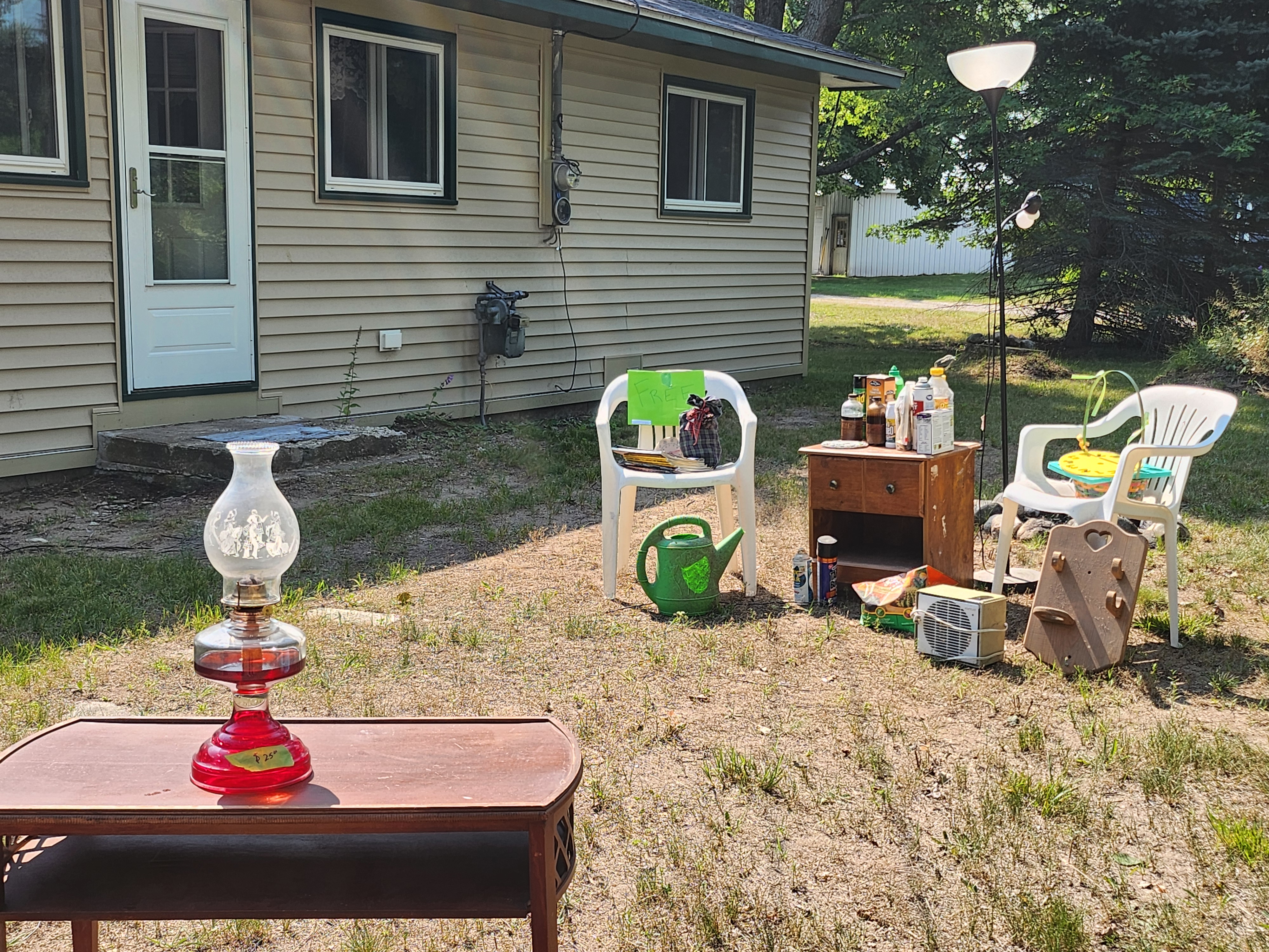 Yard Sale with lots of Stuff thumbnail 5